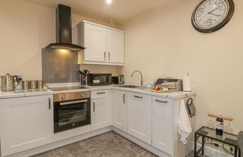 Cotton Cottage | THE OLD STY, with a garden in Alton
