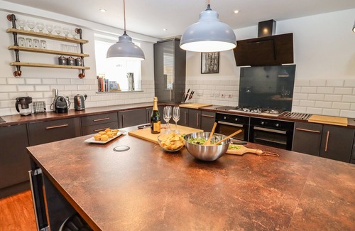 Lydney Cottage | THE OLD SUNDAY SCHOOL, family friendly, with a garden in Bream