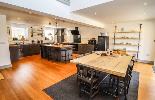 Lydney Cottage | THE OLD SUNDAY SCHOOL, family friendly, with a garden in Bream