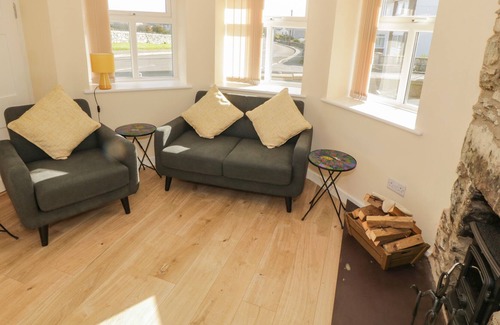 Caergeiliog Cottage | THE OLD TOLL HOUSE, pet friendly, luxury holiday cottage in Valley