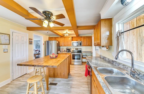 Westerlo House | 'The Olde Westerlo Village House' < 1/2 Mi to Park