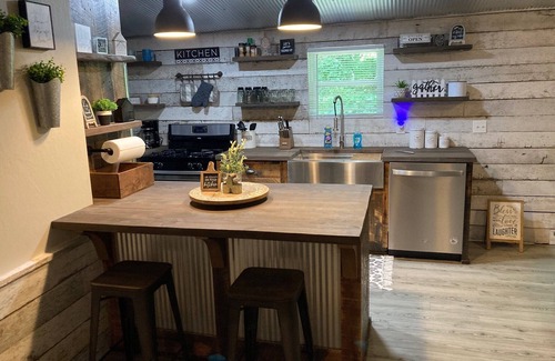 Stockdale House | The Ole' Farmhouse w Guest Suite and Hot Tub