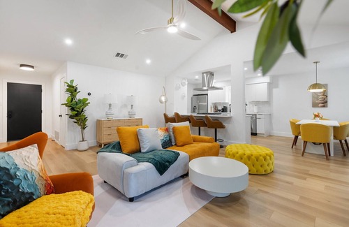 North Austin Civic Association House | The Onyx Haus - mins away from The Domain