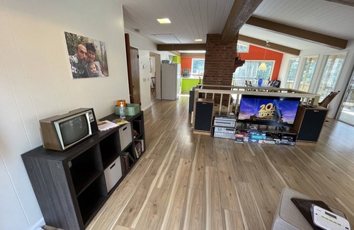 Andrews House | The Orange House, Your Creekside Mountain Getaway!