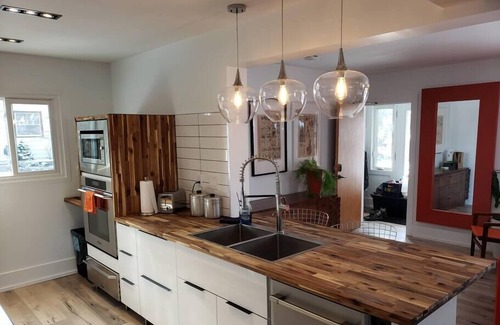 London House | "The Orange Suite" 2BR Vintage Vibe, Chefs Kitchen