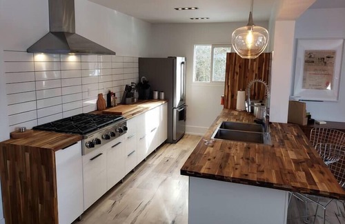 London House | "The Orange Suite" 2BR Vintage Vibe, Chefs Kitchen