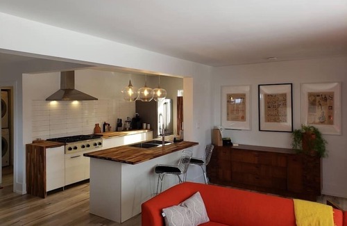 London House | "The Orange Suite" 2BR Vintage Vibe, Chefs Kitchen