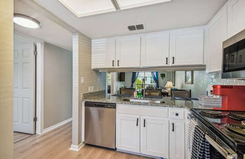 Temple Terrace Condo | The Orchid by DNY Prime minutes to Busch Gardens and USF