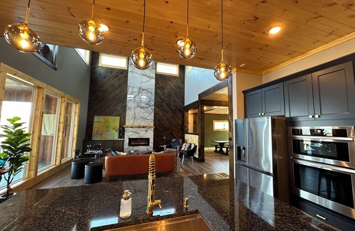 Jasper House | The Oslo + The Little Oslo Apt - 6 Kings + View + Hot Tub - Sleeps 27