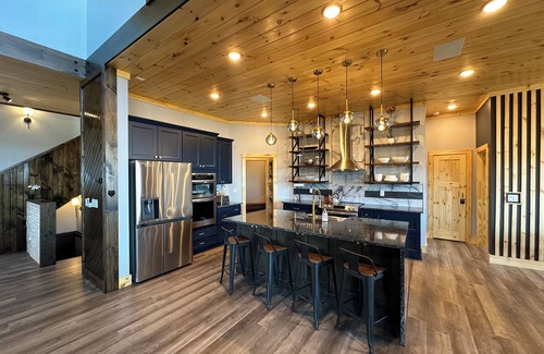 Jasper House | The Oslo + The Little Oslo Apt - 6 Kings + View + Hot Tub - Sleeps 27