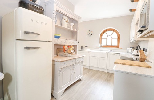 Tunstead Cottage | THE OSTLERY, pet friendly, with pool in Stalham