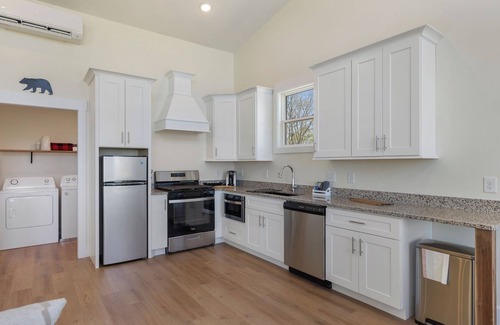 Smithville Apartment | The Otterbox Skyloft , luxury 1 bedroom home at the lake, indoor hot tub , darts