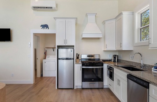 Smithville Apartment | The Otterbox Skyloft , luxury 1 bedroom home at the lake, indoor hot tub , darts