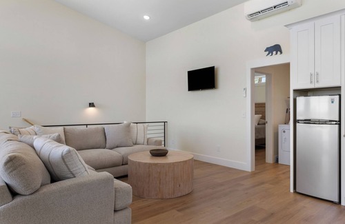Smithville Apartment | The Otterbox Skyloft , luxury 1 bedroom home at the lake, indoor hot tub , darts