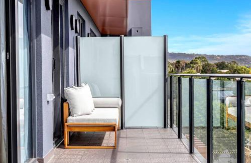 Parkside Apartment | 'The Outlook' Light-filled Nordic Contemporary