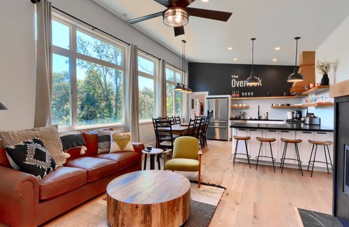 Mariposa House | The Overlook, modern home in town with AC, WiFi, Bocci Ball