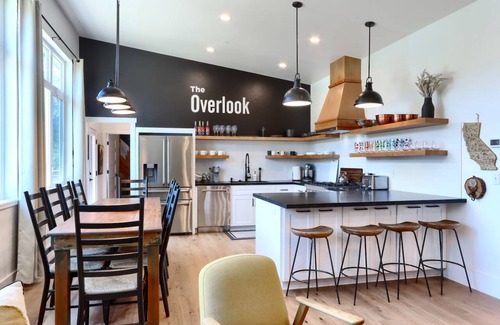 Mariposa House | The Overlook, modern home in town with AC, WiFi, Bocci Ball