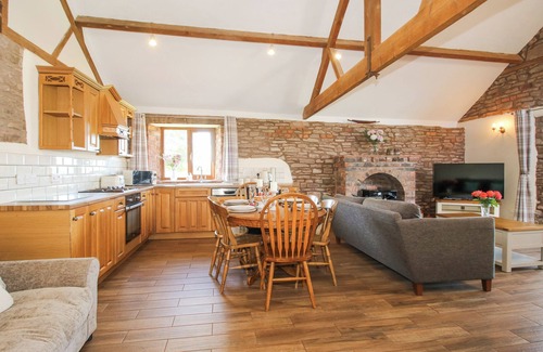 Leominster Cottage | THE OWL BARN, pet friendly, with a garden in Leominster