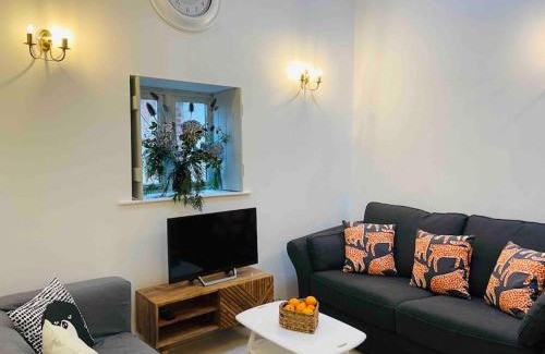 Monmouth House | The Owl House Cottage