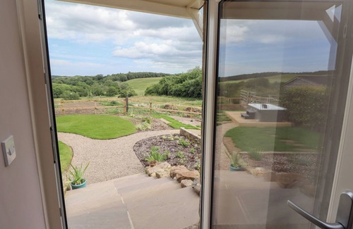 Morpeth Cottage | THE OWL'S REST, romantic, with hot tub in Rothbury