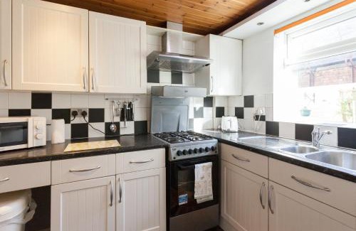 Liverpool House | The Oxton Club, Games Room with a Pool Table, by Anfield Stadium, 7 Beds, Garden, Equipped for Long & Short Terms Stays, Families & Contractors Welcome
