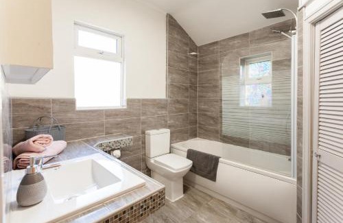 Liverpool House | The Oxton Club, Games Room with a Pool Table, by Anfield Stadium, 7 Beds, Garden, Equipped for Long & Short Terms Stays, Families & Contractors Welcome