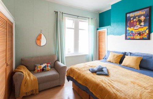 Liverpool House | The Oxton Club, Games Room with a Pool Table, by Anfield Stadium, 7 Beds, Garden, Equipped for Long & Short Terms Stays, Families & Contractors Welcome