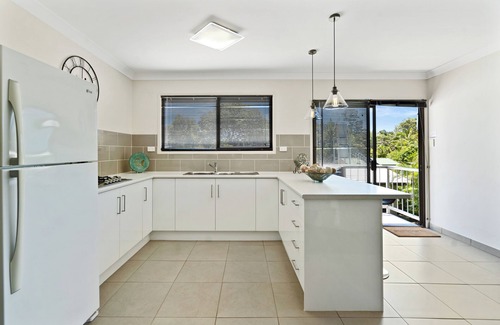 Brisbane Waterfront House | The Oyster Barn Beach House Retreat Family friendly, Large Accommodation