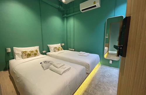 Rong Muang Hotel | The Palette Bangkok Hotel - Self check-in after 10 pm