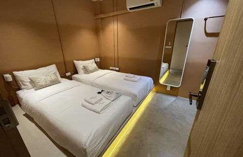 Rong Muang Hotel | The Palette Bangkok Hotel - Self check-in after 10 pm