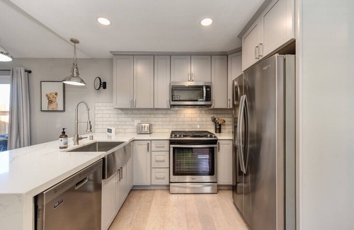 Sacramento House | The PALM House Pool 10 min to RosevilleGaleria Airport Grill Sacramento Downtown