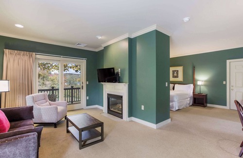 Manchester Center Hotel | The Palmer House Resort, an Ascend Collection Hotel