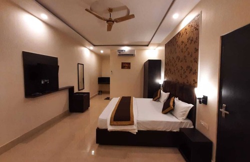 Mayapur Hotel | THE PALMS RESORT