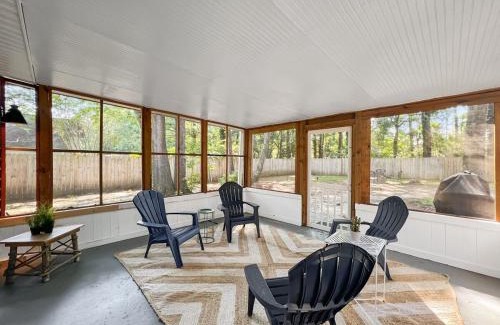 Summerville House | The Paramour comfy home with ground floor bedroom and fenced in yard