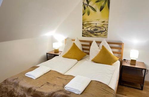 Taxham House | The Peaceful Garden Family Stay with Free Parking