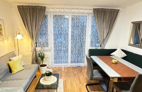 Taxham House | The Peaceful Garden Family Stay with Free Parking