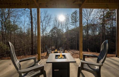 Morganton House | The Peaceful Meadow Cabin - Nature Views, Hot Tub, Fire Pit, Gas Fire Table, Cornhole, Privacy - Morganton, GA