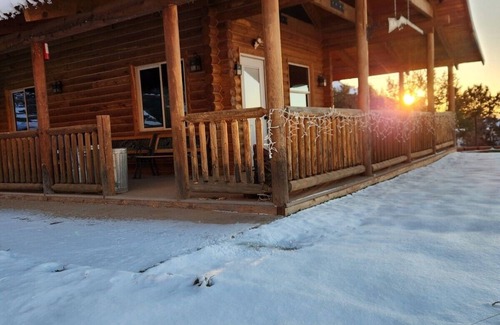 Apple Valley Cabin | The Peacemaker Cabin: Cozy cabin in enjoyable Apple Valley with AC