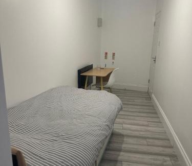 Luton Bed & Breakfast | The Peacock House 7 mins from Luton airport