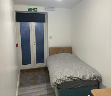 Luton Bed & Breakfast | The Peacock House 7 mins from Luton airport