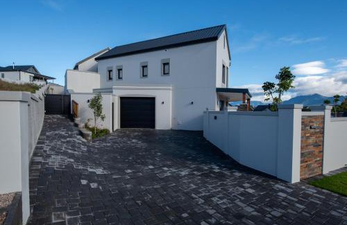 George Apartment | The Peaks - Kingswood Golf Estate
