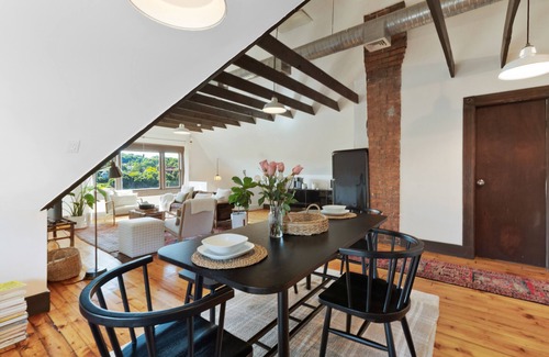 Fair Haven Apartment | The Pearl, NH hidden luxury close to the Quinnipiac River in historic property