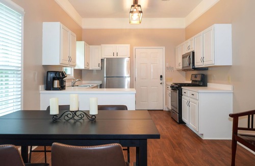 Hartsville House | The Pelican House | 2-bedroom in Hartsville w/King Bed!