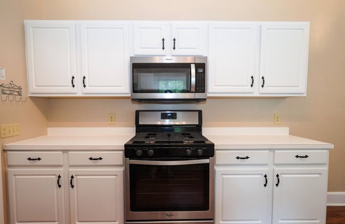 Hartsville House | The Pelican House | 2-bedroom in Hartsville w/King Bed!