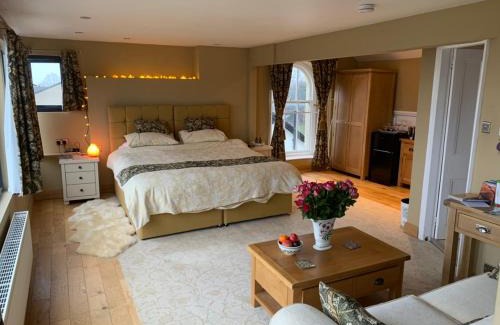 Bowness-on-Windermere House | The Penthouse Bowness Tranquil Loft Jacuzzi Bath & Complimentary Cascades Spa Membership