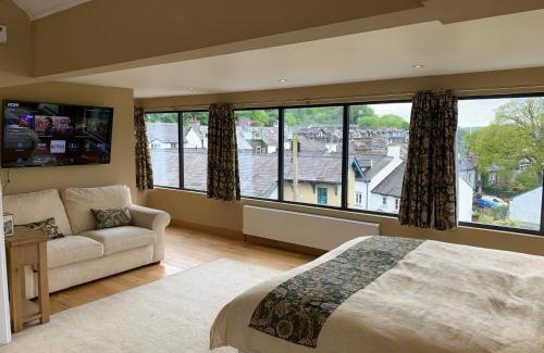 Bowness-on-Windermere House | The Penthouse Bowness Tranquil Loft Jacuzzi Bath & Complimentary Cascades Spa Membership