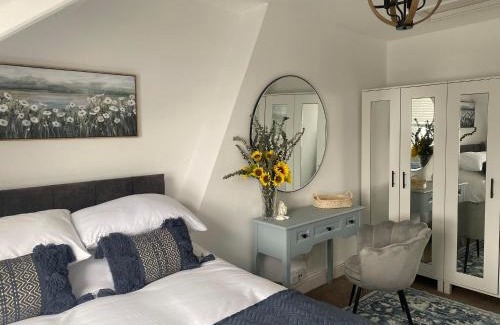 Porthcawl Apartment | The Penthouse at Percy House Pet Friendly 2 Bedroom Apartment in Porthcawl Sleeps 4 people Located in the town centre