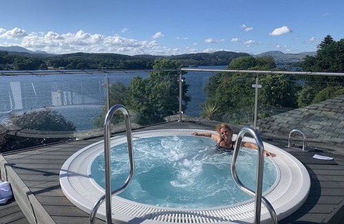 Bowness-on-Windermere Villa | The Penthouse Bowness, Luxury Loft, Jacuzzi bath & Complimentary Lake View Spa