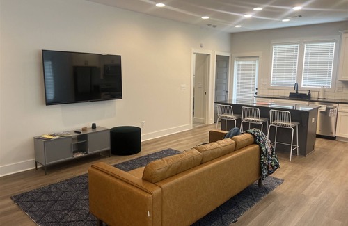 Auburn House | The Perch on Piper | 3 Bed, 2 Bath