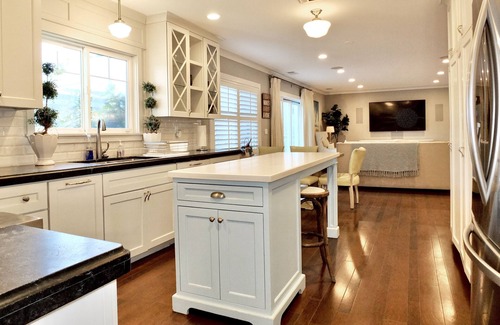 Peninsula House | The Perfect Beach House! Private and Desirable 5 BDR, Walk to Dining & Shopping
